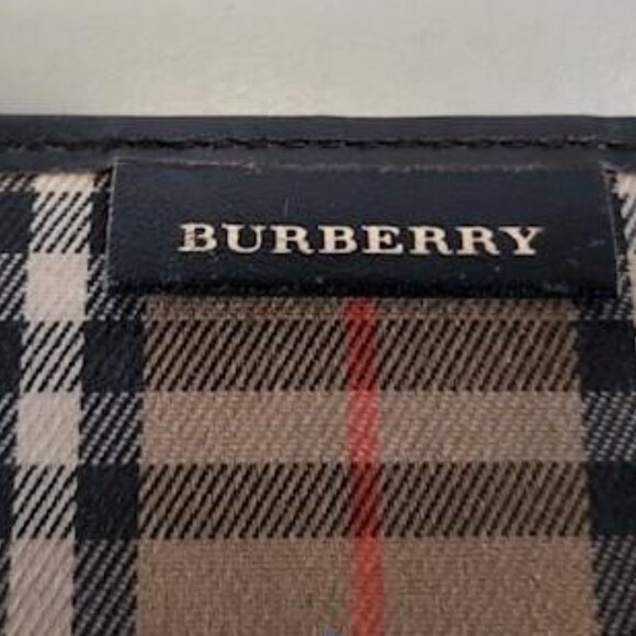 GUC Burberry Agenda / Passport Holder with COA - Picture 5 of 5